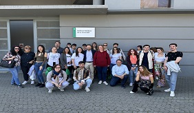 Un grupo de jóvenes, que participan en un intercambio
        europeo, han visitado el Instituto Andaluz de la Juventud