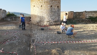 Campo de Voluntariado Juvenil de Fortaleza de la Mota de Alcalá la Real (Jaén), en la modalidad de arqueología.
